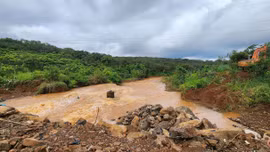 Mưa lũ cuốn trôi đường bê tông băng qua suối, 150 hộ dân bị cô lập