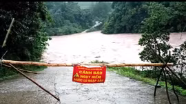 Mưa lớn gây chia cắt giao thông vùng biên giới Quảng Bình