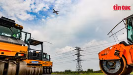 Thảm nhựa những km đầu tiên 'siêu dự án' Đường Vành đai 4 - Vùng Thủ đô