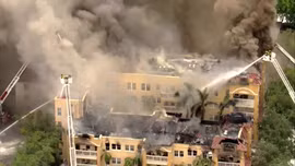 Mỹ: Huy động hàng chục đội cứu hoả dập đám cháy nhấn chìm chung cư ở Miami
