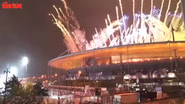 Ấn tượng 'bữa tiệc' âm nhạc và ánh sáng trong Lễ bế mạc Paralympic Paris 2024