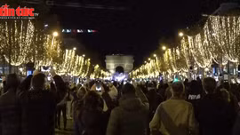 Đại lộ Champs Élysées rực rỡ ánh sáng Giáng sinh, khởi đầu mùa lễ hội ở Paris