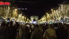 Đại lộ Champs Élysées rực rỡ ánh sáng Giáng sinh, khởi đầu mùa lễ hội ở Paris