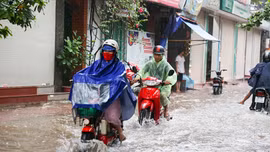 Nhiều khu vực của Hà Nội ngập sau cơn mưa lớn