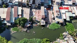 Người dân TP Hồ Chí Minh tháo dỡ nhà phục vụ dự án rạch Xuyên Tâm