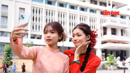 Đông đảo bạn trẻ check-in Hội trường Thống nhất dịp Tết 