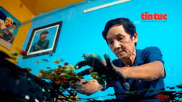 Kỷ lục gia vẽ tranh ngược trên kính bằng 10 đầu ngón tay