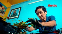 Kỷ lục gia vẽ tranh ngược trên kính bằng 10 đầu ngón tay