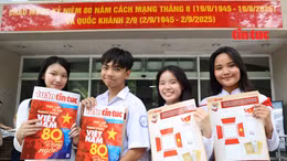 Bạn trẻ hào hứng với mô hình 3D 'Bác Hồ đọc Tuyên ngôn Độc lập' 