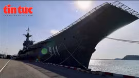 Thái Lan huy động tàu sân bay Chakri Naruebet tham gia cứu trợ trong cơn lũ lịch sử 