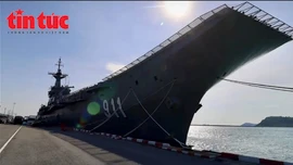 Thái Lan huy động tàu sân bay Chakri Naruebet tham gia cứu trợ trong cơn lũ lịch sử 