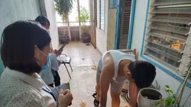 Lực lượng Y tế phường Tân Bình (TP Hồ Chí Minh) tuyên truyền người dân diệt lăng quăng phòng chống dịch sốt xuất huyết.