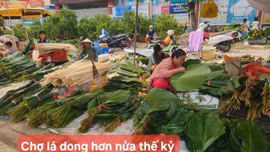 Chợ lá dong tồn tại hơn nửa thế kỷ tại TP Hồ Chí Minh, mỗi năm chỉ bán đúng 1 lần. 