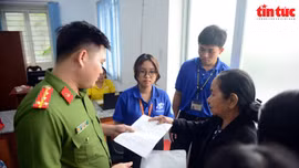 Đoàn viên thanh niên Công an TP Hồ Chí Minh hỗ trợ người dân khi đến Trung tâm hành chính công phường Bàn Cờ.