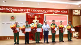 Ông Nguyễn Văn Được, Chủ tịch UBND TP Hồ Chí Minh trao thư khen và hoa cho các tập thể trong khám phá vụ án.
