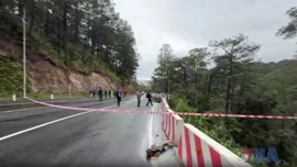 Mưa lũ lớn tại Trung Bộ: Vẫn còn 13 vị trí tắc đường