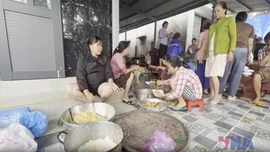 Đắk Lắk: Hộp cơm nóng trao gửi bà con trong mùa lũ