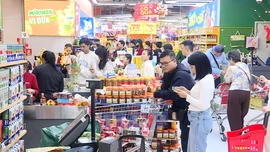 Siêu thị 'hút' khách ngày đầu nghỉ lễ