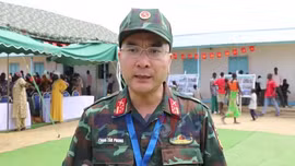 Người lính mũ nồi xanh Việt Nam sửa trường cho học sinh Abyei