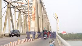 Hà Tĩnh lắp đặt lưới an toàn, đèn LED mỹ thuật tại cầu Bến Thủy 1