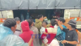 Cung cấp lương thực cho người dân vùng rốn lũ Đắk Lắk