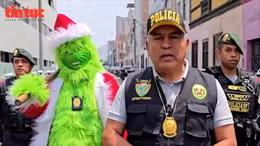 Cảnh sát Peru cải trang thành 'kẻ cắp Giáng sinh' để bắt tội phạm