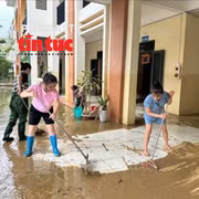 Bác sĩ ơi: Hướng dẫn người dân vùng lũ làm sạch nước, phòng dịch bệnh 