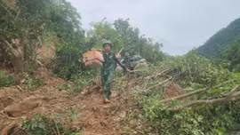 Bộ đội biên phòng Mường Ải hành quân bộ đến cấp phát lương thực cho nhân dân Mường Típ