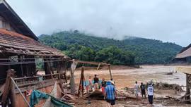 Trực thăng thả hàng cứu trợ người dân vùng lũ Nghệ An