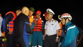 Xuyên đêm khẩn trương tìm kiếm nạn nhân mất tích sau vụ lật tàu trên Vịnh Hạ Long