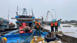 Bộ đội biên phòng kêu gọi, hỗ trợ nhân dân về nơi tránh trú bão số 3