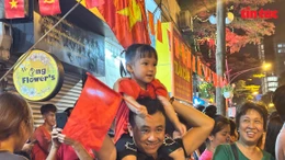 Người dân 'cuồng nhiệt' cổ vũ đoàn diễu binh, diễu hành hợp luyện A80