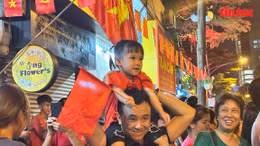 Người dân 'cuồng nhiệt' cổ vũ đoàn diễu binh, diễu hành hợp luyện A80