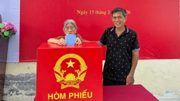 Cụ bà 100 tuổi tự tay bỏ phiếu