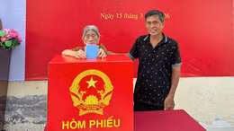 Cụ bà 100 tuổi tự tay bỏ phiếu