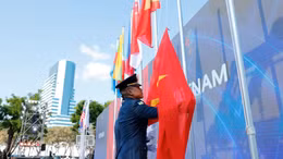 Quốc kỳ Việt Nam tung bay tại Lễ thượng cờ SEA Games 33