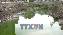 Điểm đen về rác thải ven sông Nhuệ ở Hà Nội