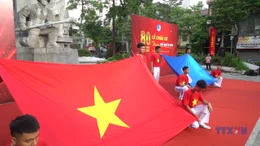 Thanh niên Việt Nam đồng loạt chào cờ'Tôi yêu Tổ quốc tôi'