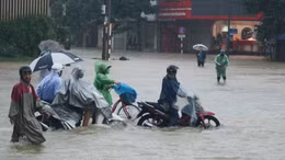 Giao thông tại Huế bị xáo trộn vì ngập lụt