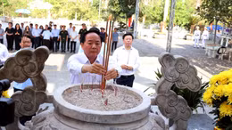 Trưởng Ban Tuyên giáo và Dân vận Trung ương tặng quà gia đình chính sách