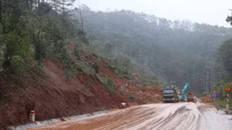 Quốc lộ 24 tiếp tục sạt lở nặng 