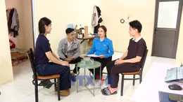 Công nhân sẵn sàng cho ngày hội bầu cử