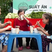 Ấm lòng những những suất ăn nghĩa tình cho người lao động nghèo tại TP Hồ Chí Minh