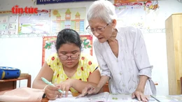 Cô giáo U80 mở lớp xóa mù chữ cho hơn 1.000 trẻ em kém may mắn