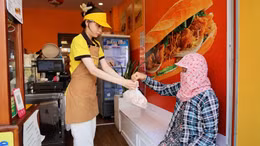 'Bánh mì treo’, ‘xôi treo’ - nhịp cầu kết nối những tấm lòng nhân hậu