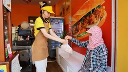 'Bánh mì treo’, ‘xôi treo’ - nhịp cầu kết nối những tấm lòng nhân hậu
