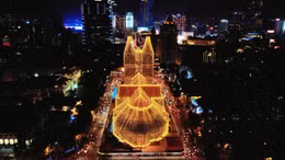 Không khí nhộn nhịp, dòng người tấp nập đổ về Nhà thờ Đức Bà chụp ảnh