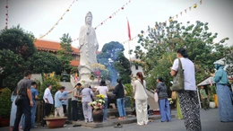 Người dân TP Hồ Chí Minh nô nức đi chùa cầu an dịp Tết Nguyên tiêu