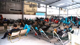 Vi sao tài xế xe máy điện lựa chọn quán cà phê võng kiêm trạm sạc?