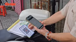 TP Hồ Chí Minh người dân quét mã QR code nộp phạt tại chỗ